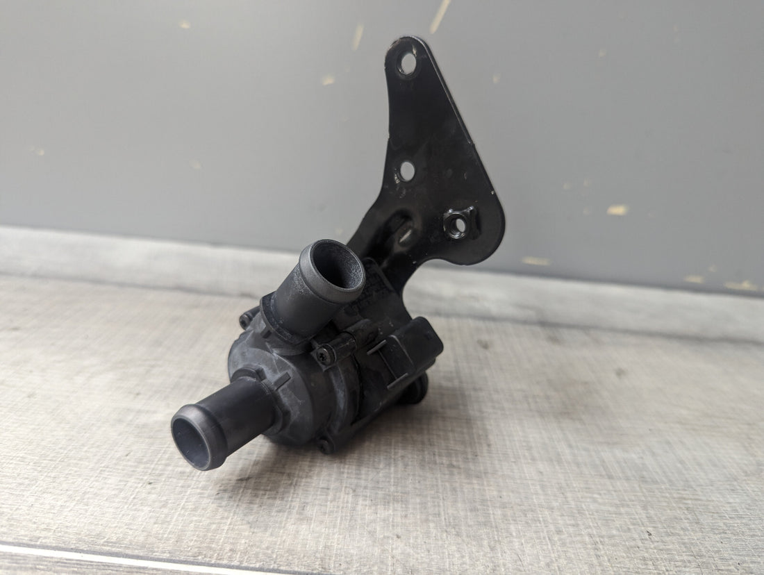 Original VW AUDI Skoda Zusatzwasserpumpe mit Halterung 5Q0965561B 7LA121079