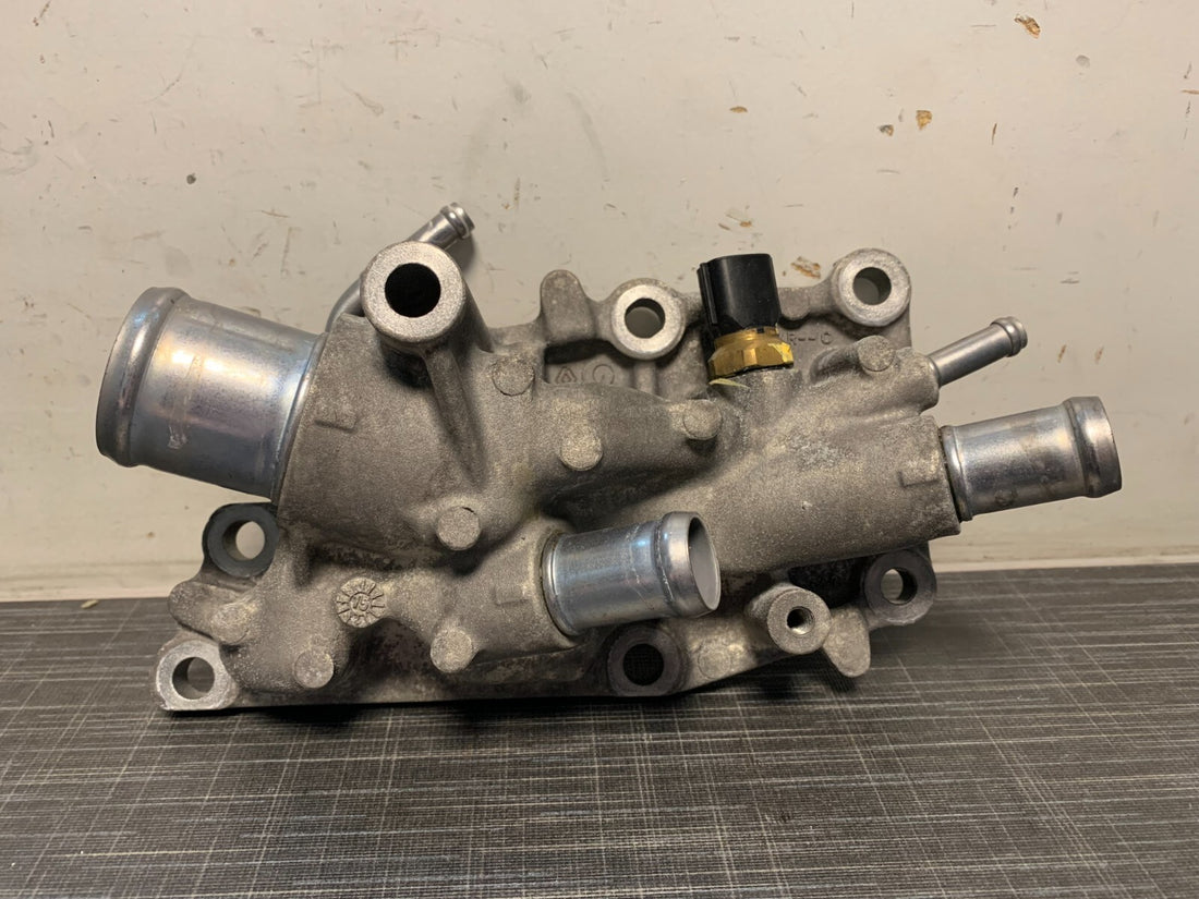 Original Dacia Duster 1.6 SCe H4M738 Thermostatgehäuse 110604754R