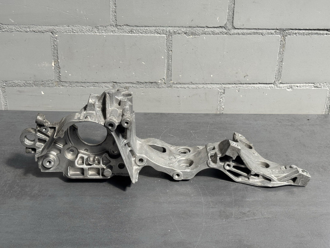VW Tiguan 2.0 TDI DFG DGT Halter Lichtmaschine Kraftstoffpumpe 04L903143D =E