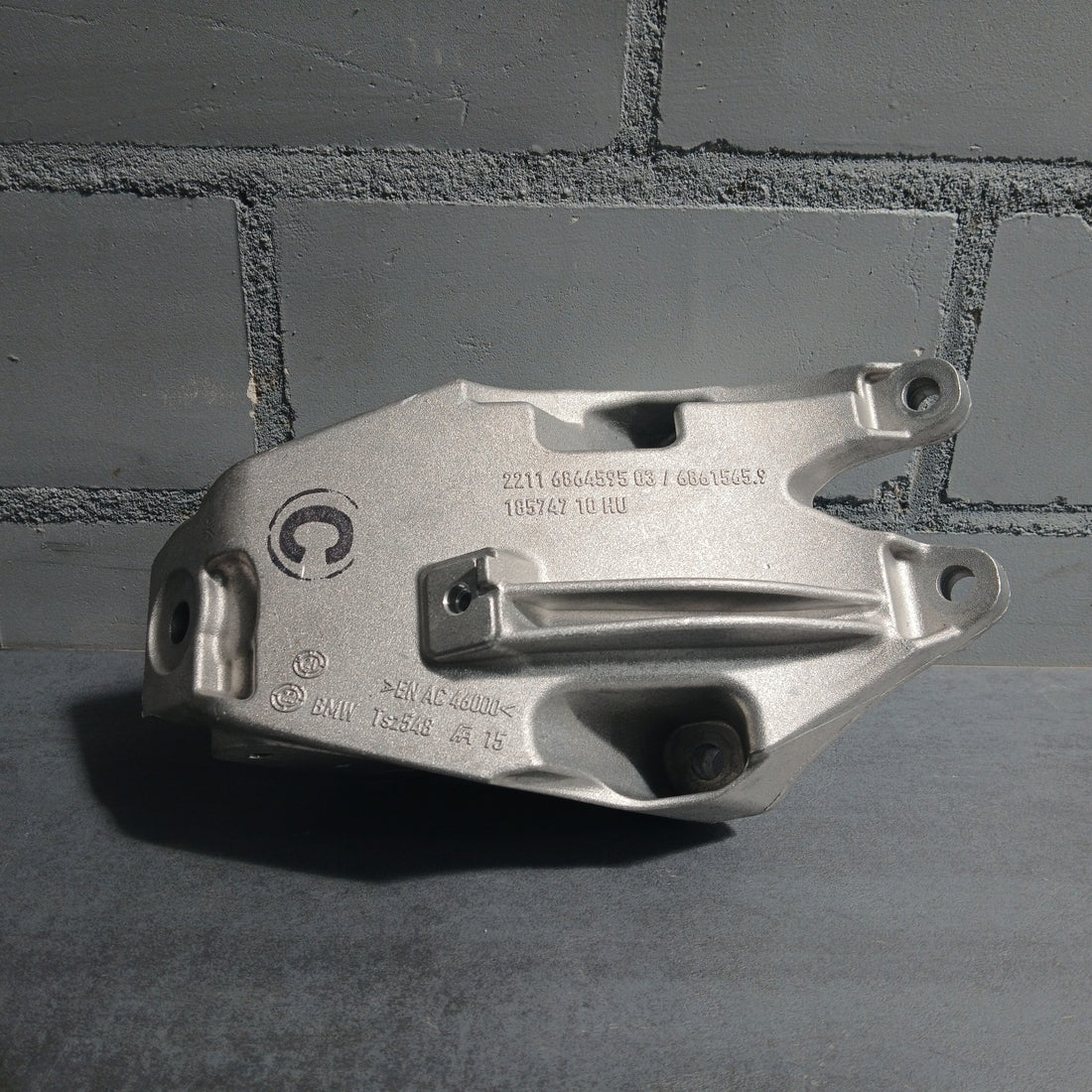 Original BMW Motorhalter Träger links 6864595