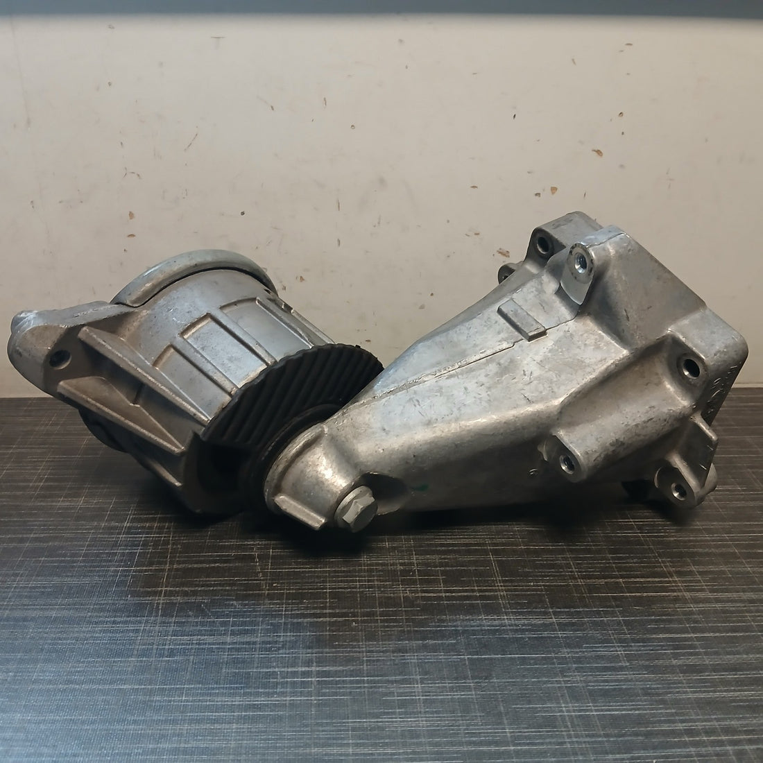 Motorhalter mit Motorlager Mercedes-Benz M271 A2712232704 A2042404217 -53.576 Km