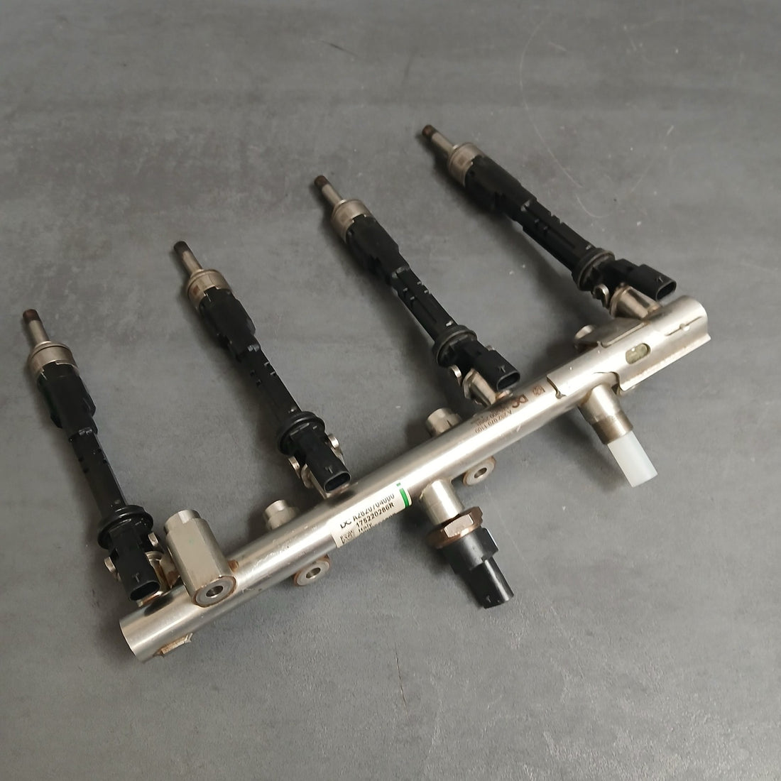 Original Nissan 175220286R Einspritzrampe mit Einspritzdüse A2820701000