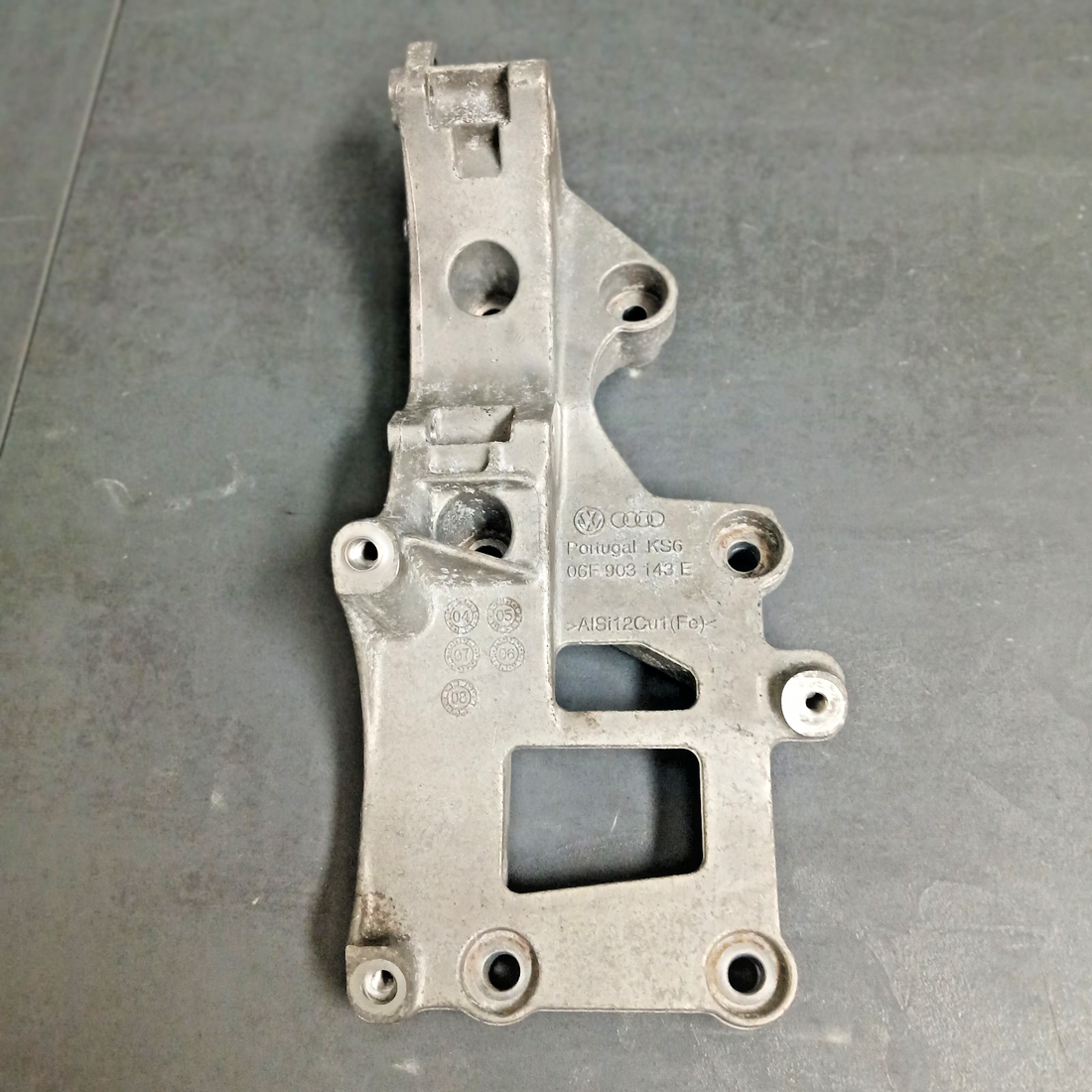 Original Aggregatehalter Halter Lichtmaschine für Audi Seat Skoda VW 06F903143E