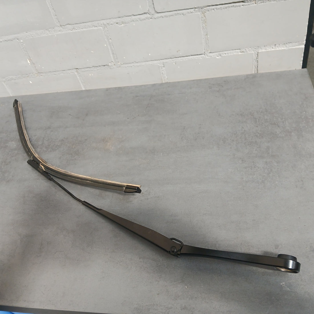 Original FORD KUGA III Wischerarm Scheibenwischerfuß W000103136E