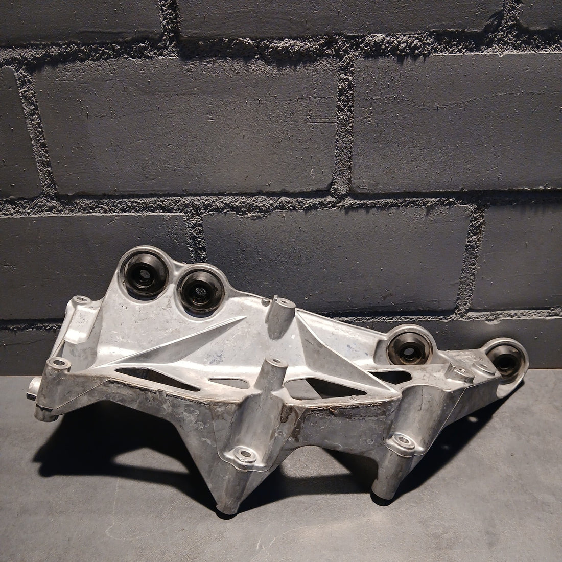 Original Mercedes A1390108200 Halterung Befestigungswinkel W206 S206 C43 AMG