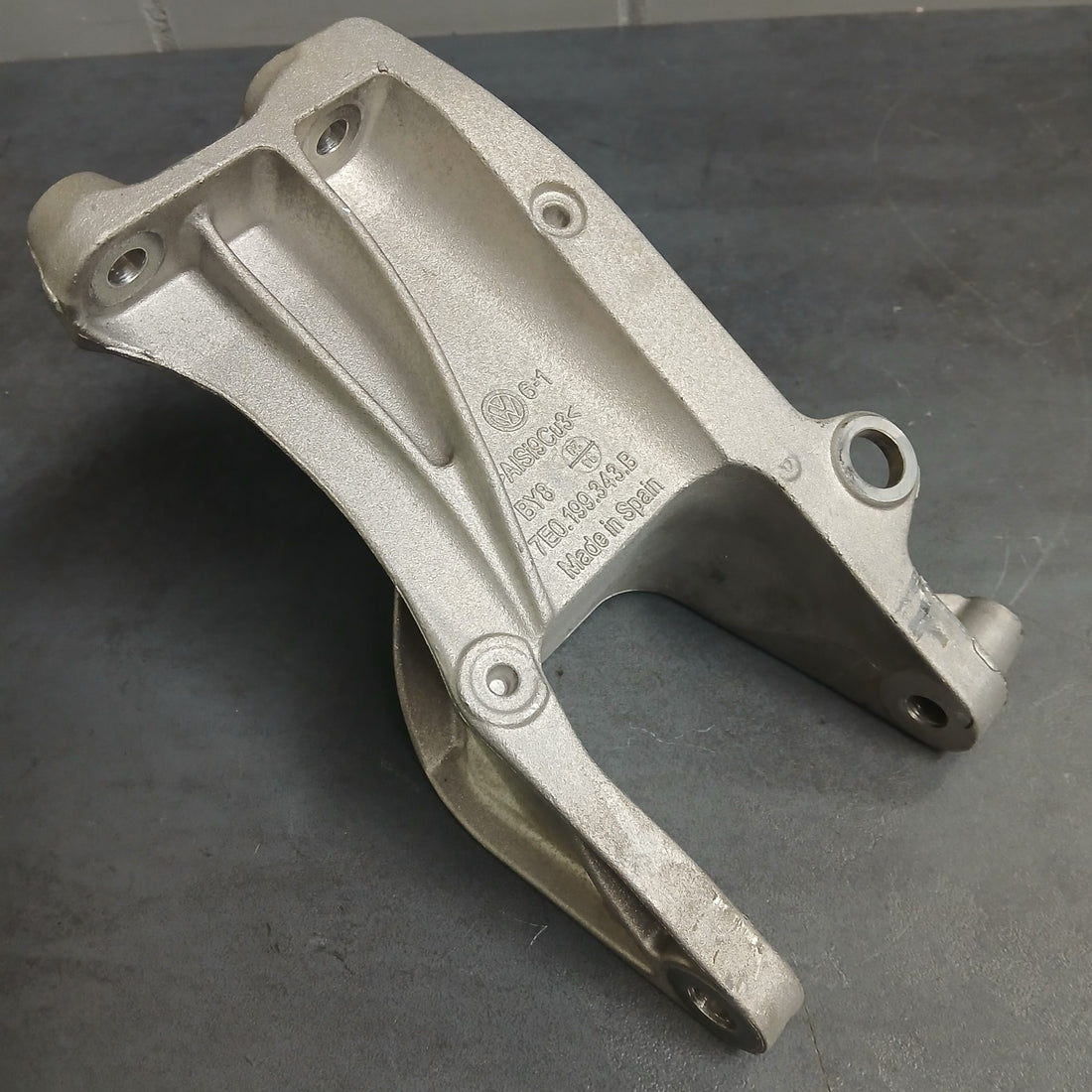 Original Motorstütze vorne Motor Halter Stütze VW T5 T6 Transporter 7E0199343B