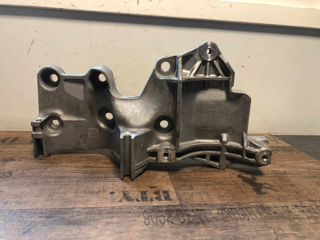 Original Mercedes Renault 1.6D Lichtmaschinen Halterung 117105989R
