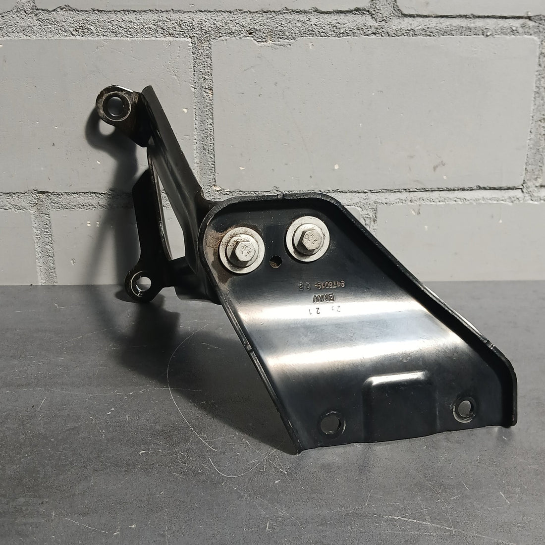 BMW i4 eDrive40 G26 BJ.2022 linke Seitenstrebenhalterung 6897635-01
