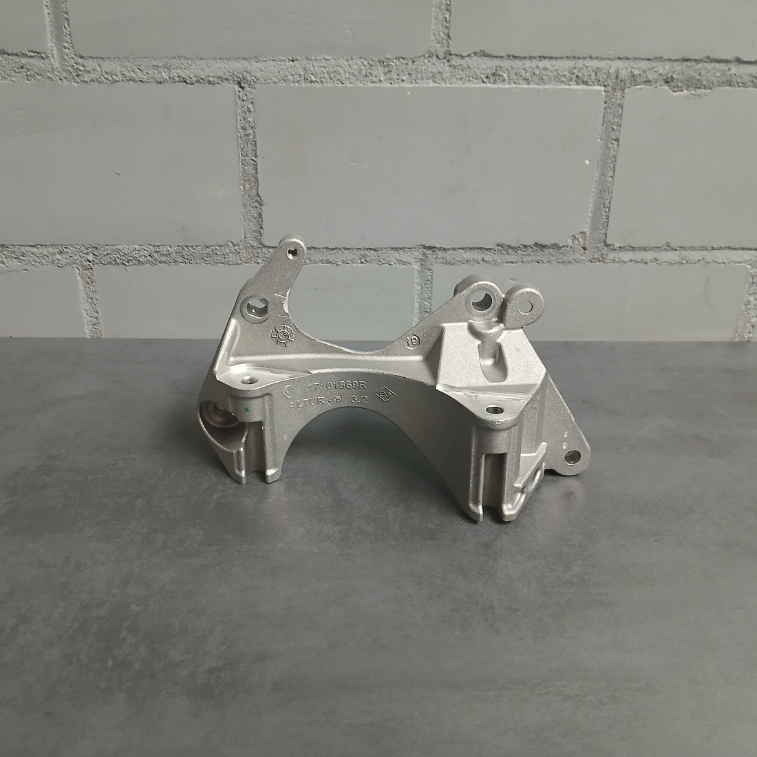 Original Renault Lichtmaschinen Halter 117101869R