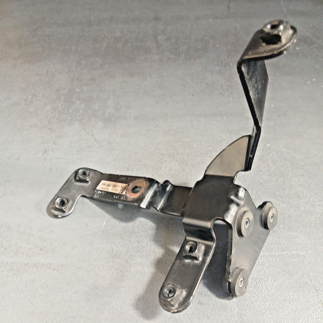 Original VW Crafter Zusatz Kühlmittelpumpenhalter 2N0121079CK