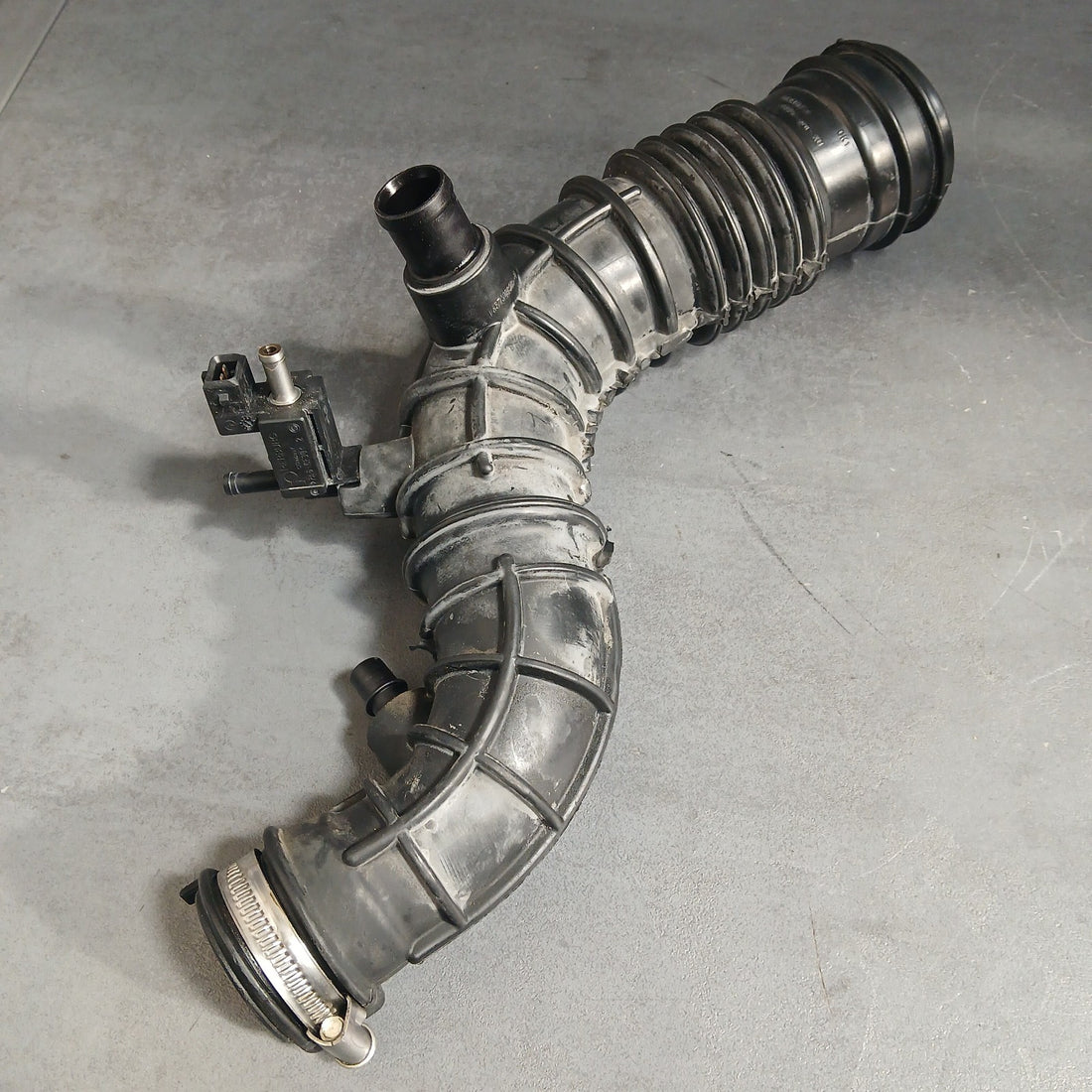 Original Renault Ladeluftrohr Ansaugrohr Rohr 8200603558 / 70134303