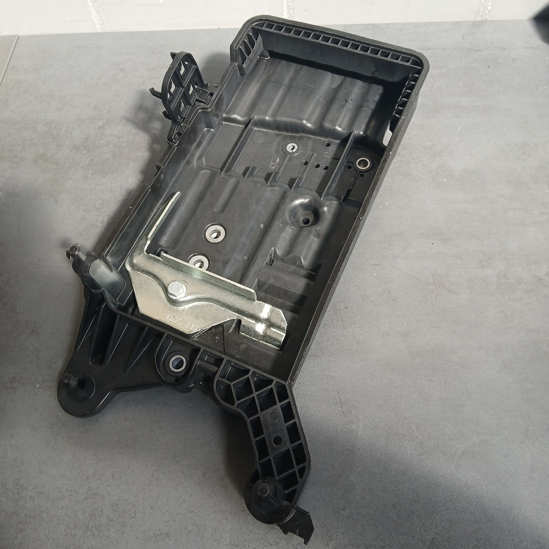 Original VW Batterieaufnahme Batteriehalterung 5QF915325B