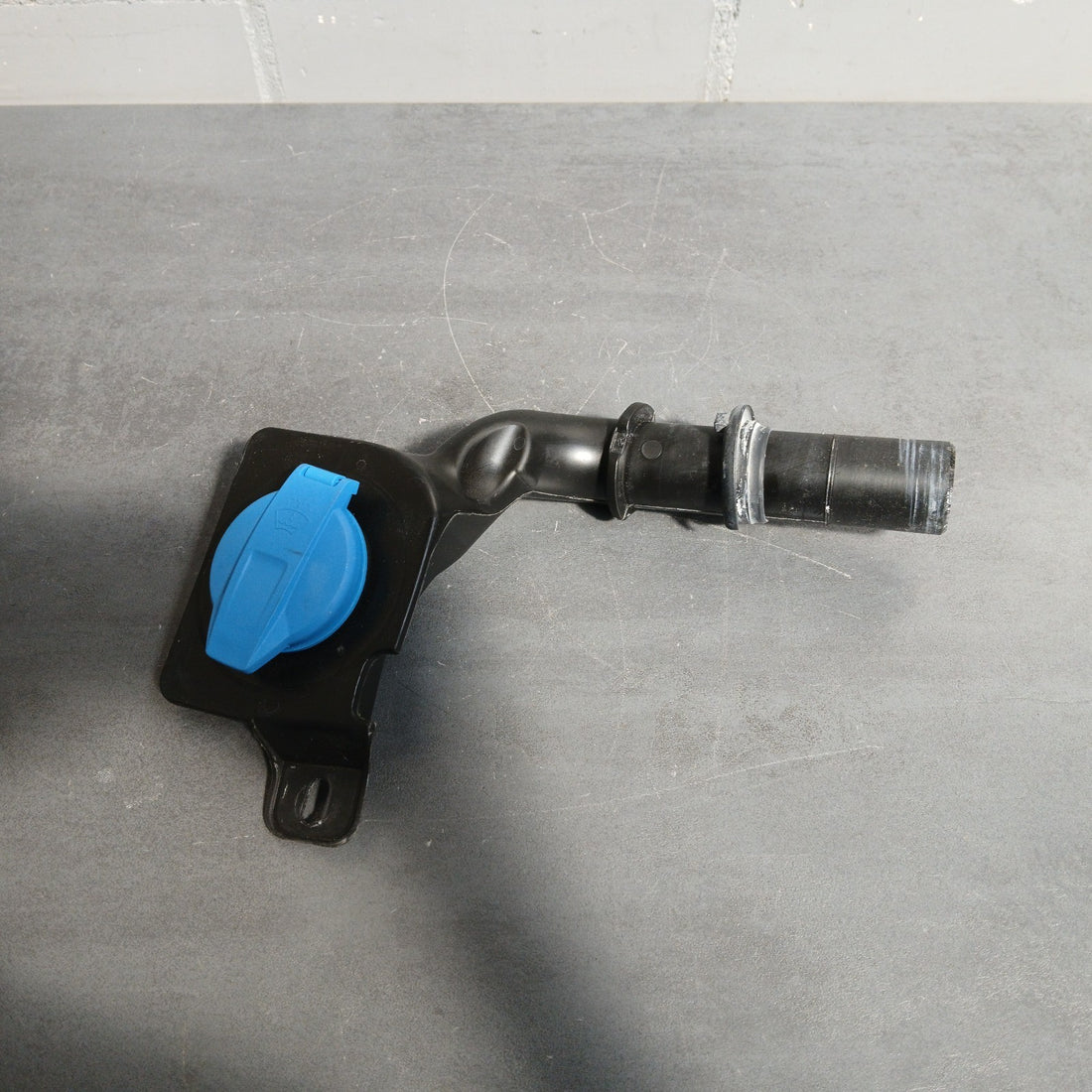Einfüllstutzen Wischwasserbehälter VW Touareg III 3.0 TFSI - 4M0955462 4M0955463