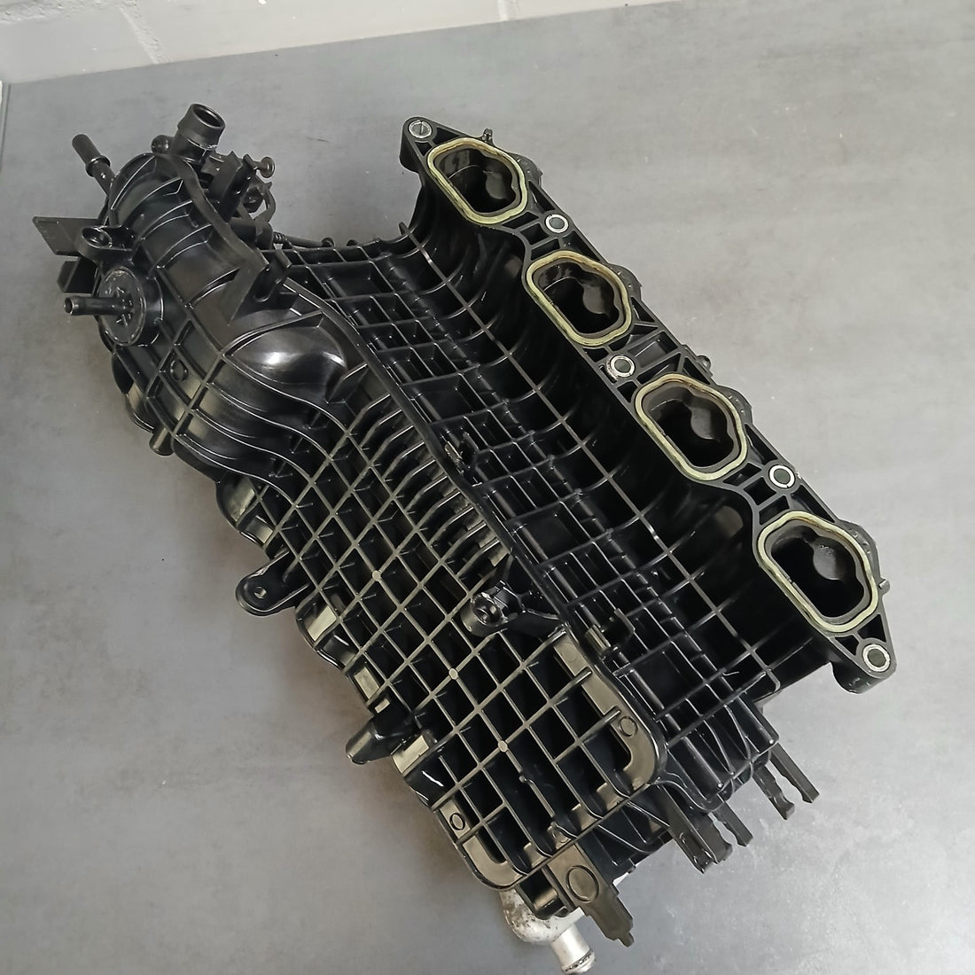 Original Volkswagen Ansaugbrücke Ansaugkrümmer  PASSAT B8 2017    04E145749F