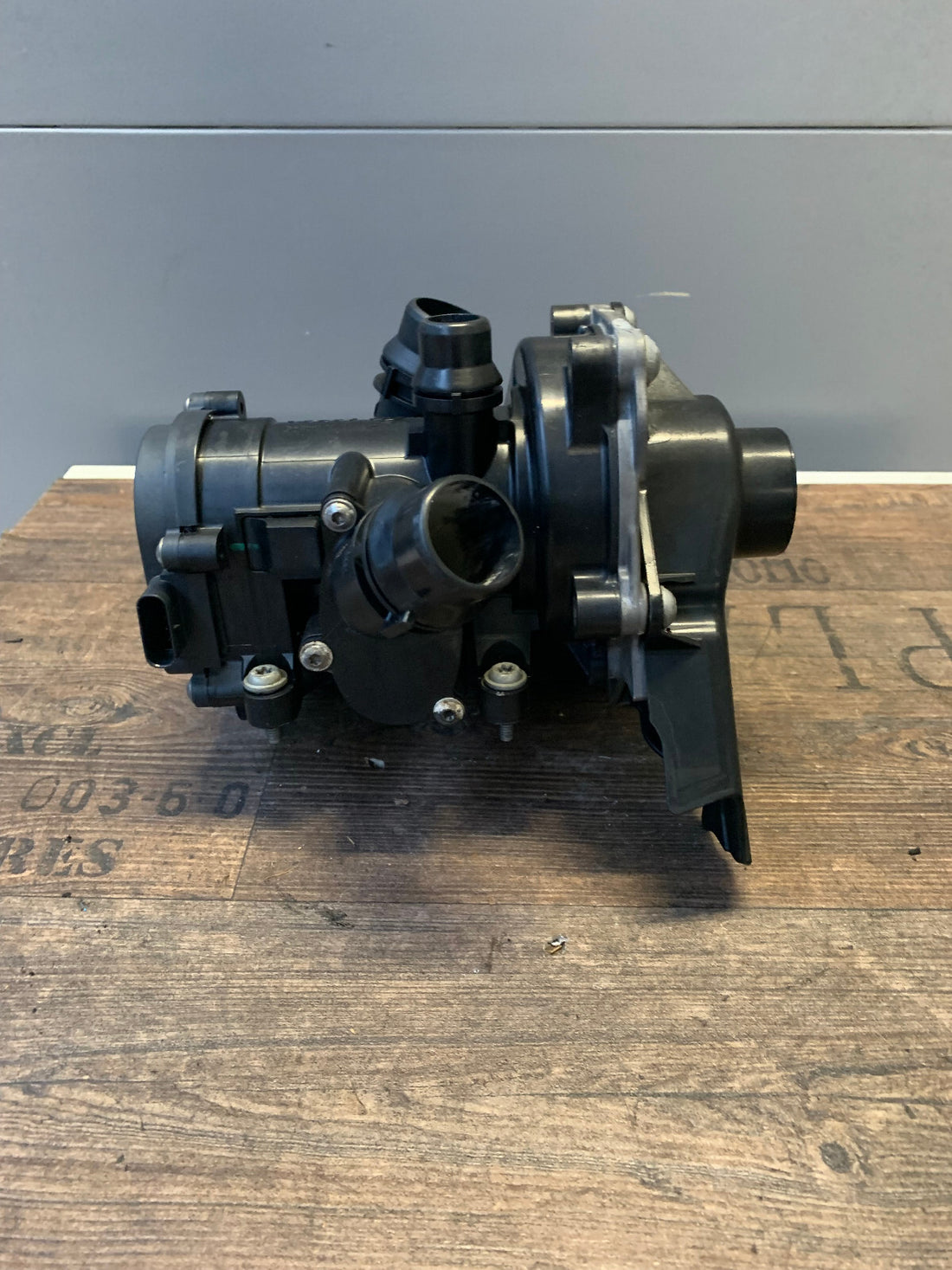 Wasserpumpe Thermostat Kühlmittelregler für AUDI VW SKODA 06l012A
