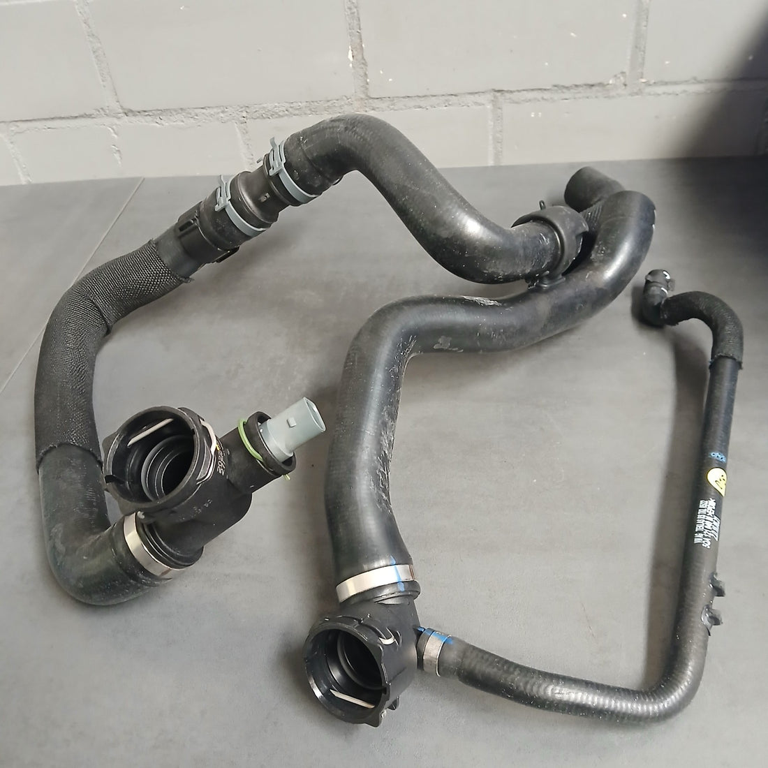 NEU Original KÜHLWASSERROHR KÜHLWASSERSCHLAUCH VW AUDI SEAT SKODA 5QA121049M