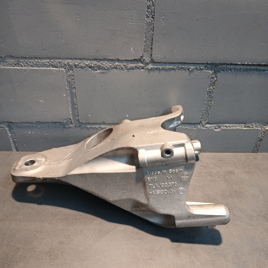 7LA199370 – Original VW Motorhalter T6 / Crafter 2015-2024