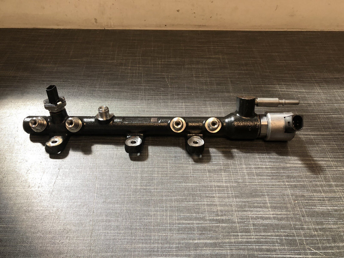 Opel Nissan Renault  2.3 DCI Verteilerrohr + Ventil 175211218R A2C97951300