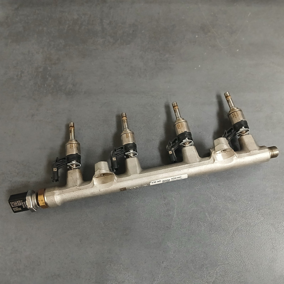 Original VW  Einspritzleitung Verteilung inkl. Injektoren 05E133320