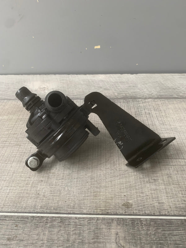 21.000 km - Original Mercedes Benz Sprinter W907 Auxiliary water pump A0005006300