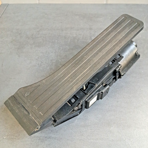 Original Mercedes-Benz W205 2016 Gaspedal A2223002300