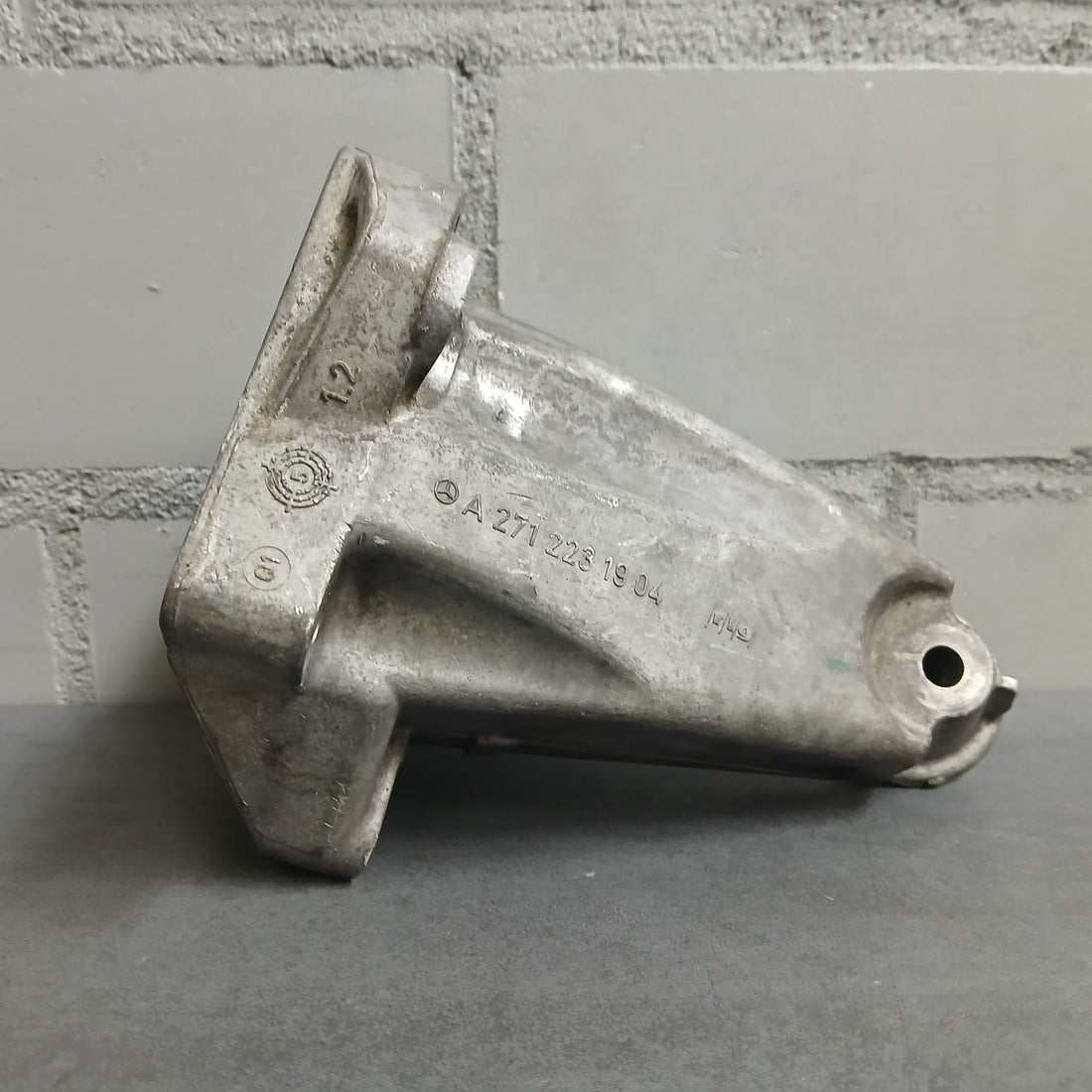 Mercedes-Benz W204 C180 Motorträger Motorhalter links A2712231904
