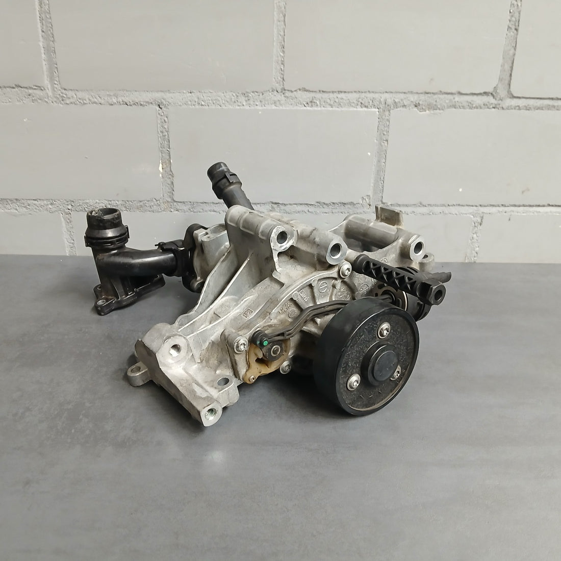 Original BMW B47D Kühlmittel Wasserpumpe mit Halterung 8591718