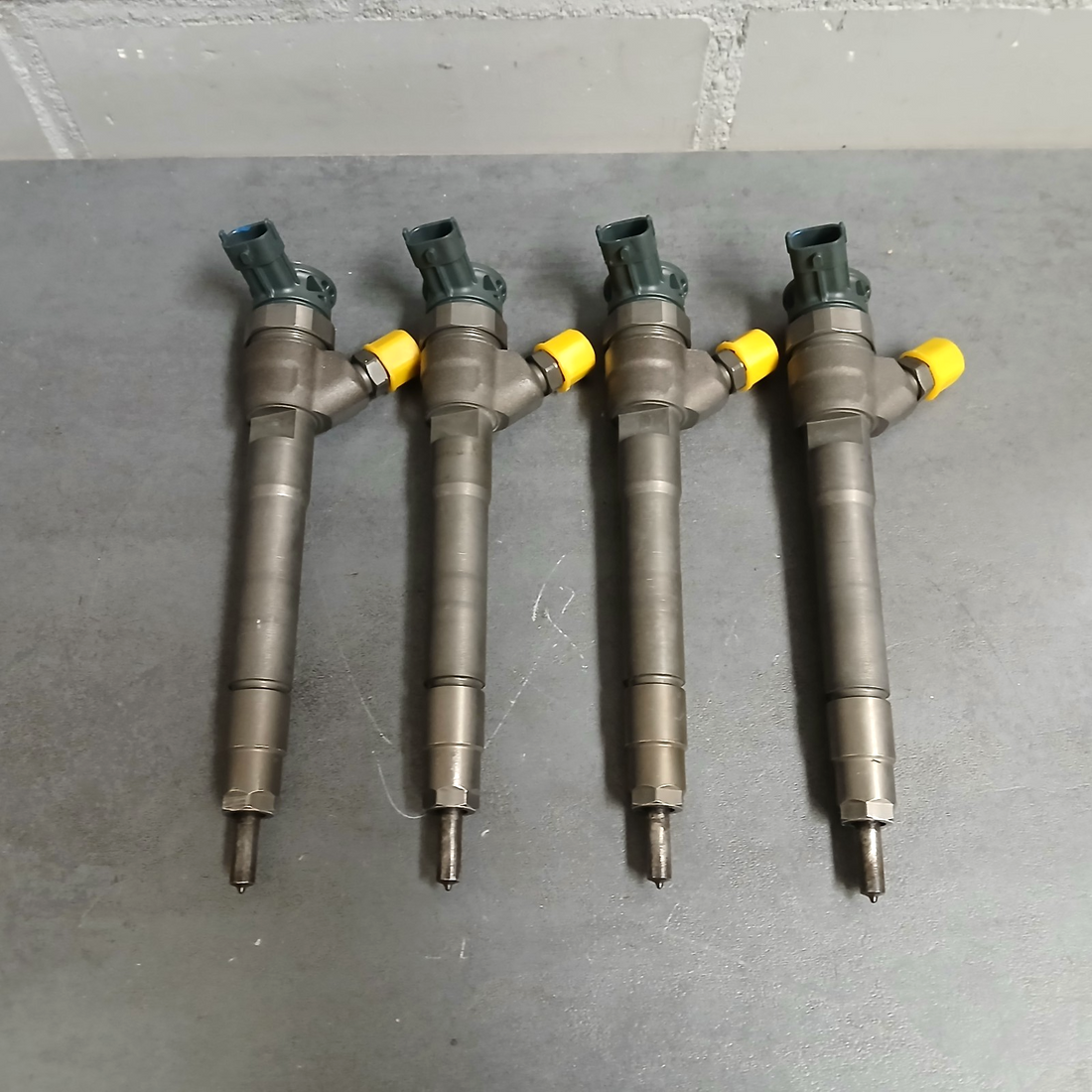 4x BOSCH Injektor | Renault Trafic Fiat Opel Vivaro 1.6 dCi CDTi | 0445110569