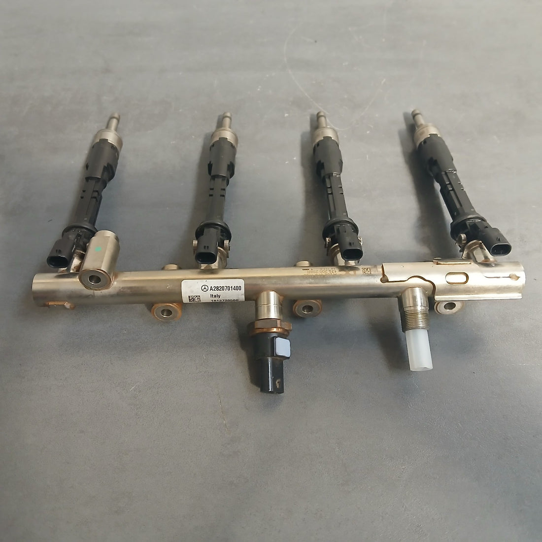 Mercedes-Benz Verteilerrohr A2820701400 + Injektoren Einspritzdüsen  A2820700087