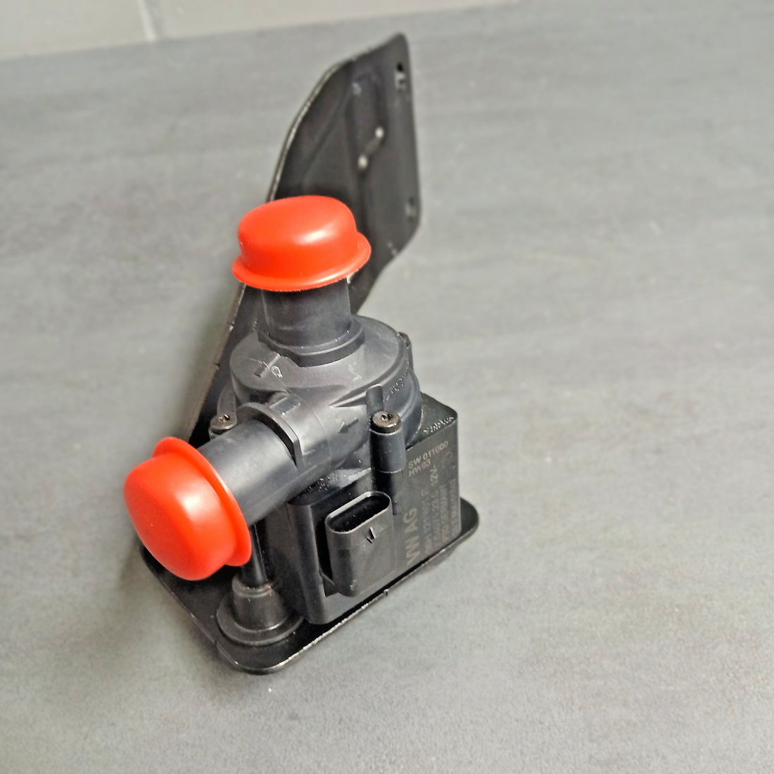 VW Audi Porsche Zusatzwasserpumpe 06H121601P + Halter 4M0121233DA
