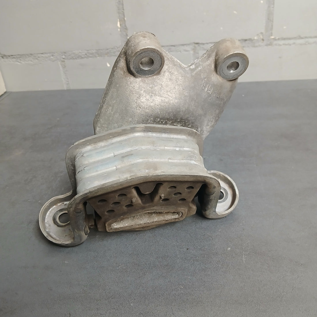 Original VOLKSWAGEN TRANSPORTER Lagerung für Schaltgetriebe    - 7E0399151B  -