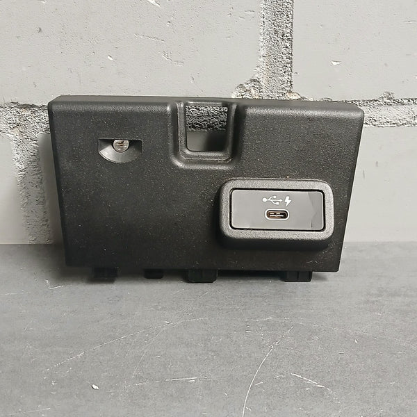 BMW i4 eDrive40 G26 BJ.2022 Ladebuchse USB-C with Trim panel 8711939 106038803C