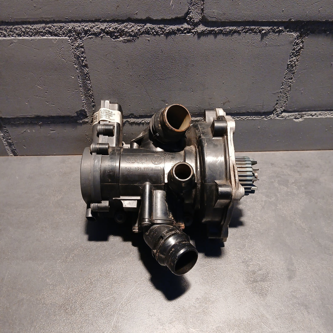 Original VW Tiguan Golf 7 GTI Audi A4 2.0 TSI Kühlmittelregler-Pumpe 06L121111L