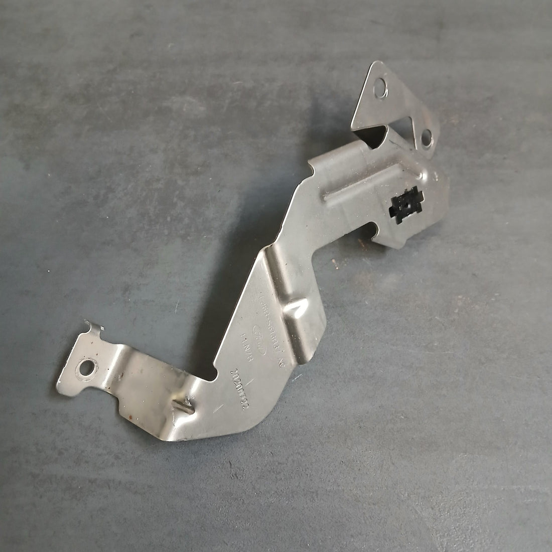 Original Ford Kuga III 2024 Halter für die Motorabdeckung     LJ6BS613B37AC