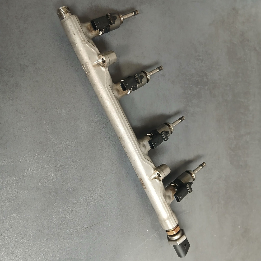 Einspritzleitung Verteilung inkl. Injektoren Original VW  05E133320B
